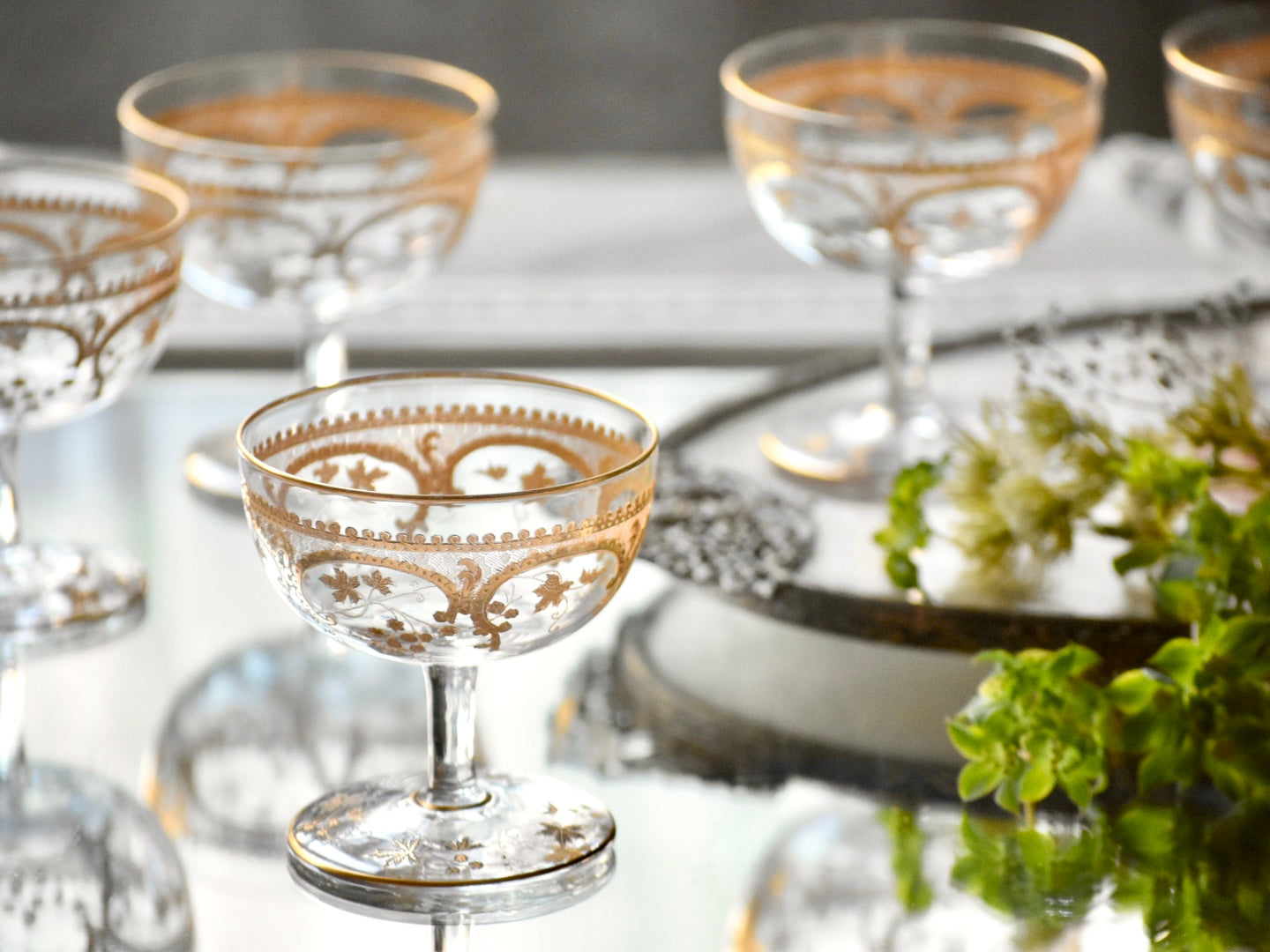 小さく愛らしいクープグラス – Antique Serendipity