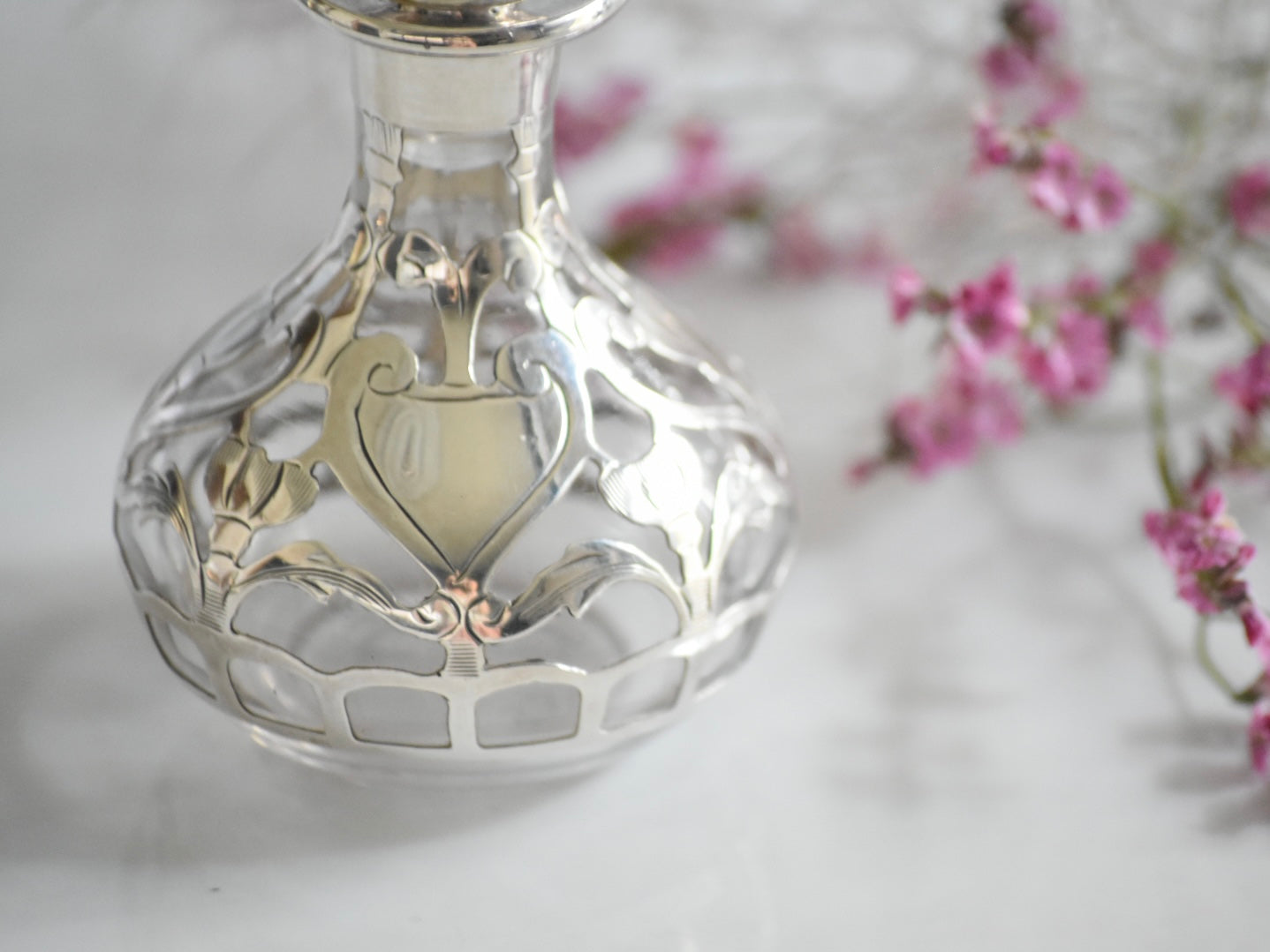 シルバーオーバーレイの小さな香水瓶 – Antique Serendipity