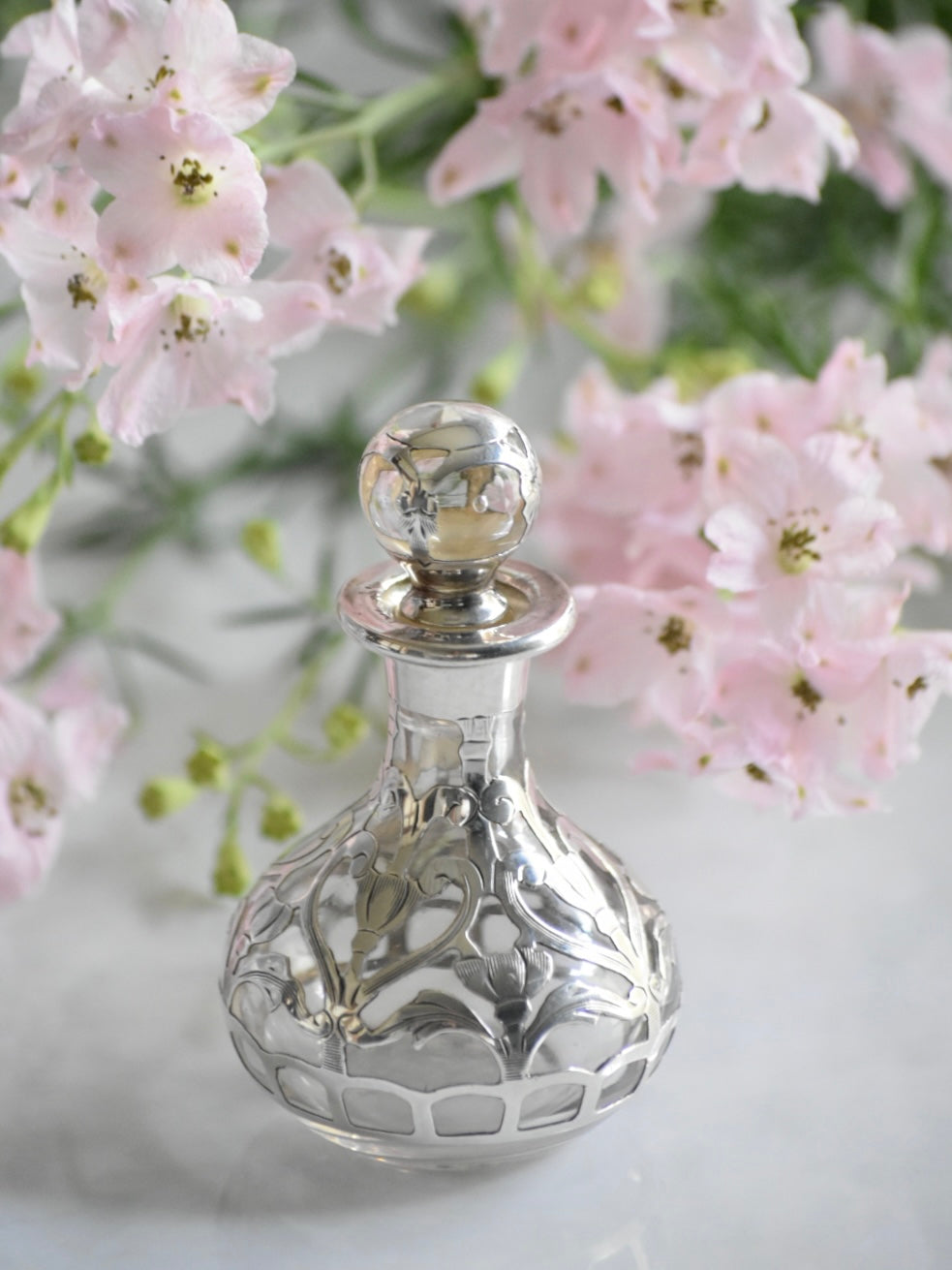 シルバーオーバーレイの小さな香水瓶 – Antique Serendipity