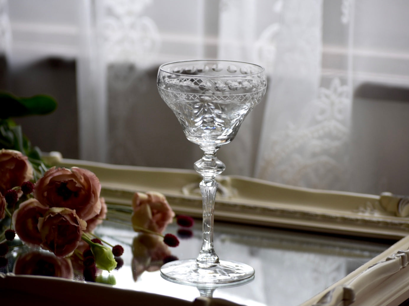 グラビュールが美しいグラス – Antique Serendipity