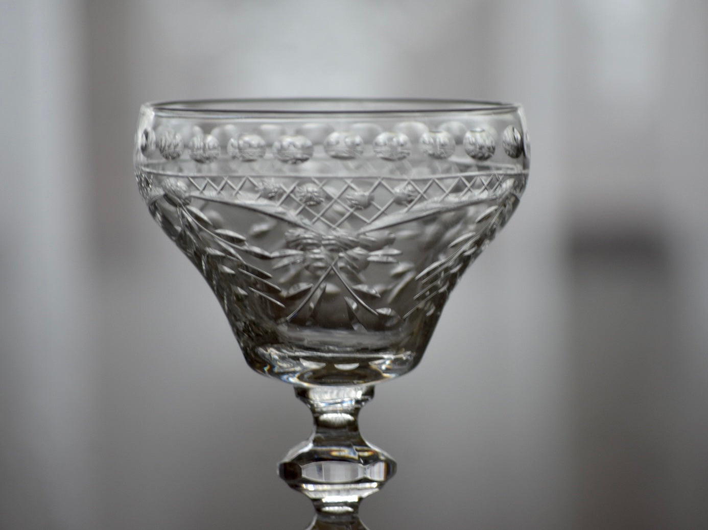 グラビュールが美しいグラス – Antique Serendipity